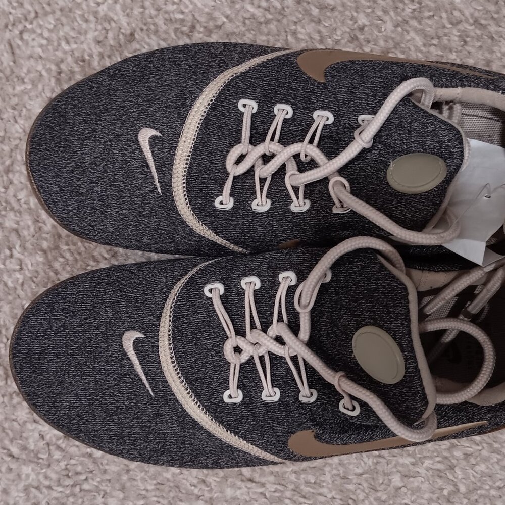 Woman's / Teen / Nike sneakers size 6